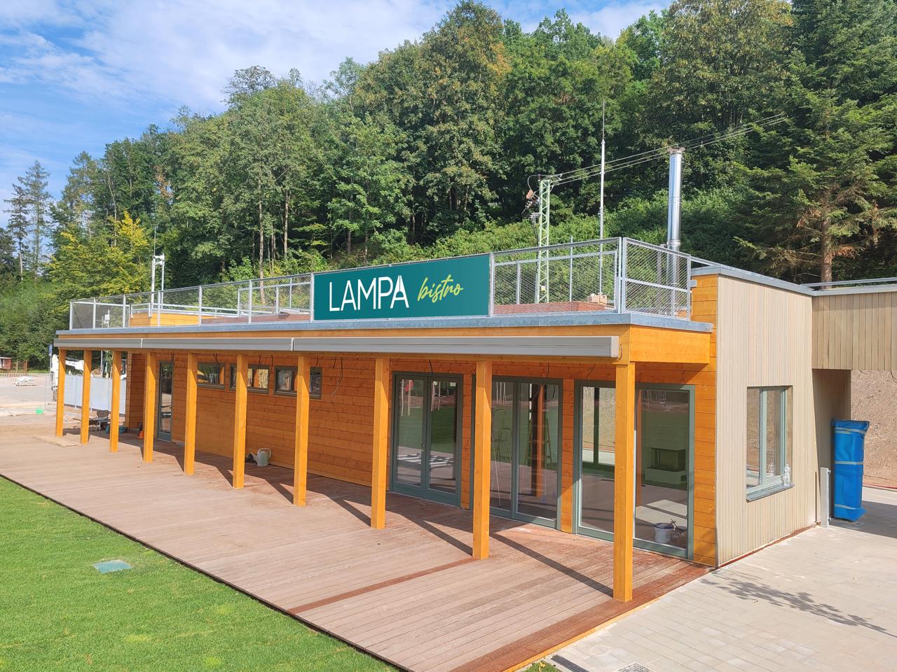 Budova Bistra Lampa s dřevěnou terasou